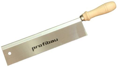 Eine Handsäge mit Holzgriff, mit einer silbernen Klinge, die mit dem Text „profibau