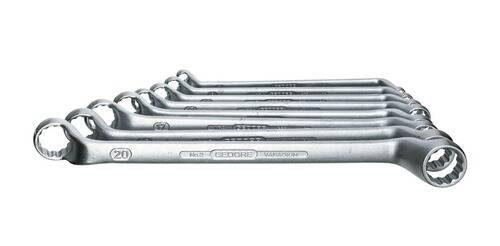 Ein Satz von sechs aufgereihten Metallschlüsseln unterschiedlicher Größen, nach rechts ausgerichtet.