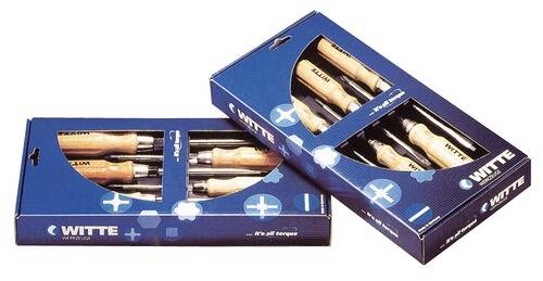 Zwei blaue Kartons mit Witte-Schraubendrehern mit Holzgriffen, teilweise offen ausgestellt, wobei die Griffe und Teile der Schäfte sichtbar sind.