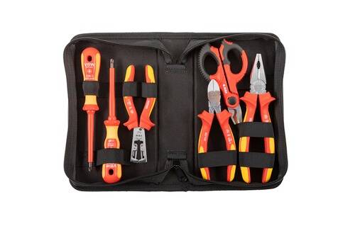 Eine schwarze Werkzeugtasche mit isolierten Schraubendrehern, Zangen und einem Abisoliergerät, entwickelt für die Sicherheit bei Elektroarbeiten.