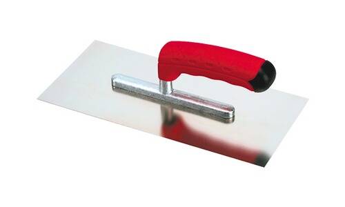 Ein Metallspachtel mit rotem Griff, der zum Glätten und Finish von Putz- oder Zementoberflächen verwendet wird.