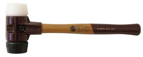 Eine Nahaufnahme eines Holzbaseballschlägers mit sichtbaren Markenlogos und Zertifizierungslogos.