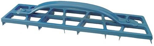 Ein blauer Kunststoffgriff, der an einem rechteckigen Rahmen mit vier offenen Schlitzen befestigt ist, wahrscheinlich zum Tragen oder Sichern eines Gegenstands verwendet.