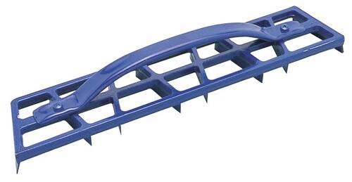 Ein blauer Metallgriff, der an einer Gitterfläche befestigt ist, möglicherweise zum Greifen oder Heben verwendet.