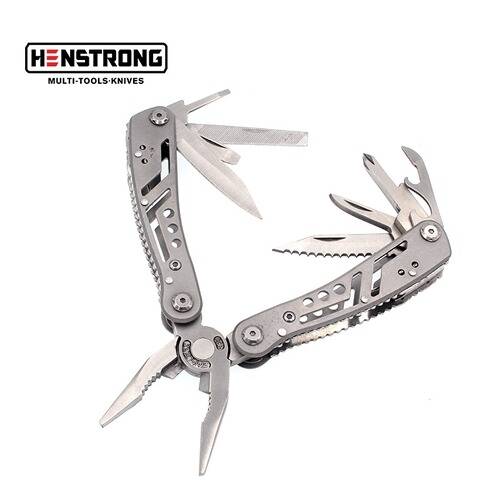 Ein Multi-Tool mit Zange und mehreren eingeklappten Klingen, einschließlich einer gezähnten Klinge und einem Schraubendreher. Logo: 'HENSTRONG Multi-Tools-Knives'.