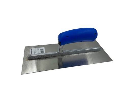 Eine Stahlkelle mit blauem Griff ruht auf ihrer Klinge. Die Kelle ist diagonal positioniert und zeigt eine Spiegelung auf einer metallischen Oberfläche.