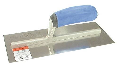 Ein Maurerkelle mit blauem Griff wird zum Glätten von Oberflächen bei Bauprojekten oder DIY-Projekten verwendet.