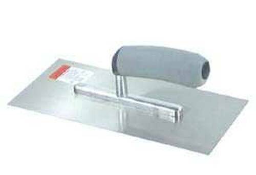 Ein Stahlmauerwerkspachtel mit einer flachen, breiten Klinge und einem grauen gepolsterten Griff, der häufig zum Auftragen und Glätten von Mörtel verwendet wird.