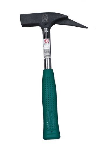 Eine Spitzhacke mit grünem Griff und Metallkopf, mit einer spitzen Spitze und einer Fläche. Sie wird wahrscheinlich für Garten- oder Grabungsarbeiten verwendet.