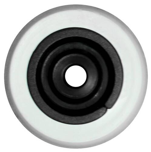 Ein schwarzes Skateboard-Rad mit glatter Oberfläche und innerer Rille, fotografiert vor weißem Hintergrund.