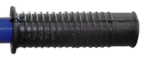 Ein aufgerollter, gerippter schwarzer Schlauch, der für Sanitär- oder Industrieanwendungen verwendet wird, vor einem weißen Hintergrund angezeigt.