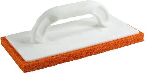 Ein weißer tragbarer Fugenschleifer mit einer orangefarbenen schwammartigen Oberfläche, der zum Auftragen von Fugenmasse bei Fliesenprojekten verwendet wird.