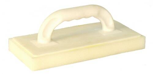 Ein weißer Fugenbrett mit rechteckiger Schaumstoffbasis und gebogenem Griff, verwendet zum Verteilen von Fugenmasse auf Fliesen.