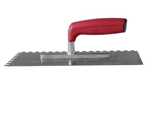 Ein Metall-Zahnspachtel mit rotem Griff, verwendet zum Verstreichen von Kleber oder Mörtel.
