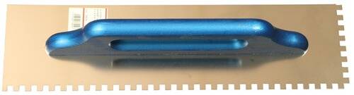 Eine Nahaufnahme einer blauen Metallrasierklingenklinge mit feinen Zähnen auf einer goldfarbenen Oberfläche, die ihre Schärfe und Textur hervorhebt.