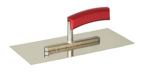 Ein Metallspachtel mit rotem Griff, verwendet zum Glätten von Oberflächen, positioniert mit der Klinge flach vor einem weißen Hintergrund.