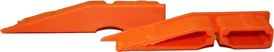 Ein orangefarbener, keilförmiger Gitarrenplektrenhalter auf einer ebenen Oberfläche.