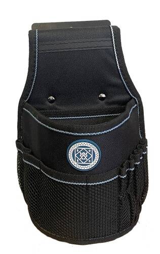 Eine schwarze Stoff-Werkzeugtasche mit einem kreisförmigen blau-weißen Emblem mit geometrischen Formen, entwickelt zum Aufbewahren von kleinen Werkzeugen oder Zubehör.
