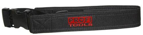 Eine Nahaufnahme eines schwarzen Stoffgürtels mit rotem Text, auf dem „PROF TOOLS