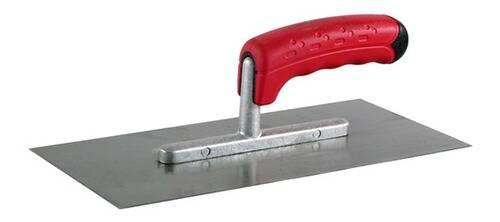 Ein metallischer Spachtel mit einer flachen rechteckigen Klinge und einem roten, strukturierten Griff, der für einen glatten und komfortablen Halt entwickelt wurde und häufig beim Verputzen verwendet wird.