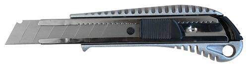 Eine Nahaufnahme der Klinge eines Universalmessers, die eine Metallzahnkante und einen schwarzen Kunststoffschieber zum Ausfahren oder Einfahren der Klinge zeigt.