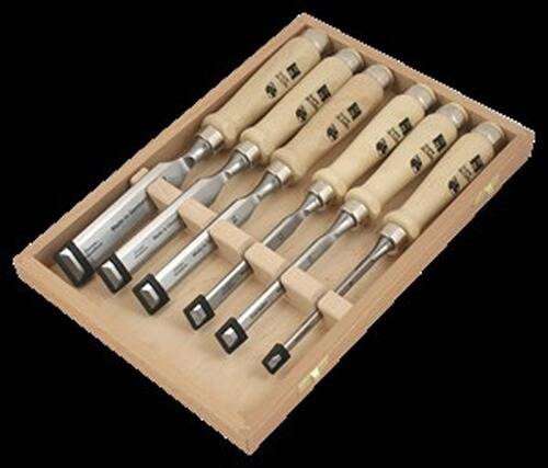 Satz von sechs Holzmeißeln mit Holzgriffen in einer Holzkiste, präsentiert vor schwarzem Hintergrund.