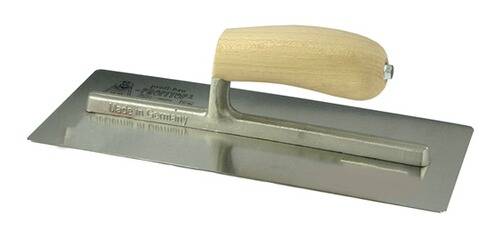 Eine Nahaufnahme einer Metallkelle mit einem Holzgriff, die häufig zum Glätten von Beton- oder Putzflächen bei Bauarbeiten verwendet wird.