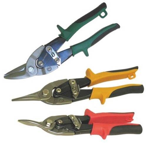 Drei Metallflugzeugescheren mit farbigen Griffen: grün, gelb und rot. Jede Schere hat eine unterschiedliche Klingenform für verschiedene Schneidaufgaben.