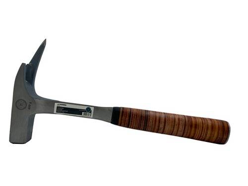 Ein Felshammer mit einem Metallkopf und einem Holzgriff wird gezeigt. Der Hammer verfügt über ein spitzes Ende und ein flaches Ende und wird häufig in der Geologie verwendet.