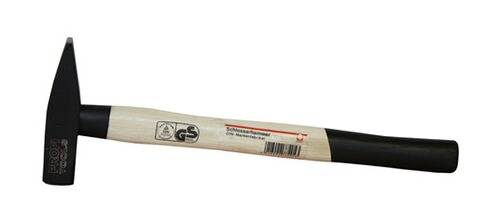 Eine Nahaufnahme eines Hammerstiels mit einer Holzstruktur und schwarzem Griff. Der Text auf dem Stiel enthält Zertifizierungslogos und 