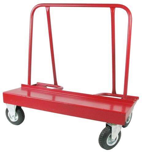 Ein roter, vierrädriger Transportwagen mit flacher Basis und vertikalen Stangen zum Transport großer Gegenstände.