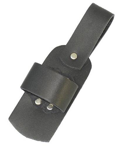 Eine schwarze Lederschlaufe mit Nieten, entwickelt zum Befestigen und Sichern einer Scheide oder kleinen Tasche an einem Gürtel.