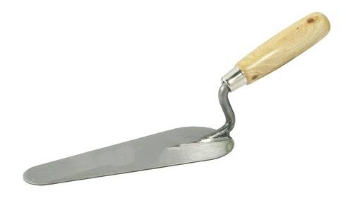 Ein Metallspachtel mit hölzernem Griff, gewinkelt zum Verteilen oder Glätten von Zement, Putz oder ähnlichen Materialien.