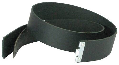 Ein schwarzer Ledergürtel mit einer silbernen Schnalle, in einer Schlinge aufgerollt, präsentiert vor einem weißen Hintergrund.