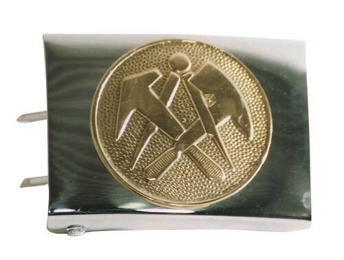 Eine Metallgürtelschnalle mit einem erhabenen Design aus zwei gekreuzten Werkzeugen, die einer Axt und einer Spitzhacke ähneln, auf einem strukturierten kreisförmigen Hintergrund.