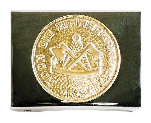 Gürtelschnalle mit einem goldenen Emblem, das zwei gekreuzte Äxte und den Text zeigt: HOCH DIE ZIMMERERKUNST.