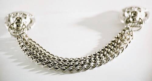 Eine Nahaufnahme einer eng verwobenen Metallkette mit reflektierender Oberfläche, die Stärke und Komplexität in ihrem geflochtenen Design darstellt.