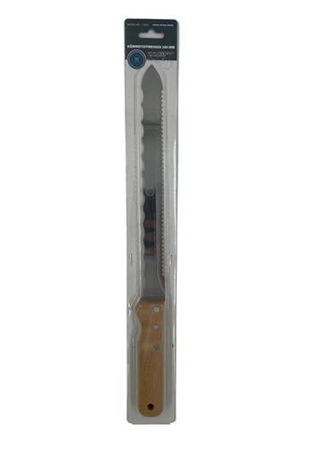 Ein langes Messer mit gezähnter Klinge und Holzgriff ist in einer durchsichtigen Kunststoffbox verpackt.
