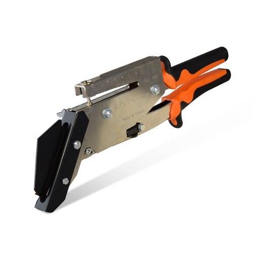 Eine Metallklammermaschine mit schwarzen und orangefarbenen Griffen, positioniert auf weißem Hintergrund.