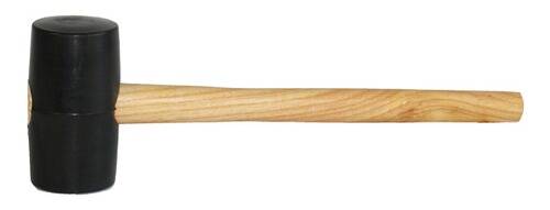 Ein Holzstab mit glatter, hellbrauner Oberfläche, der wie der Griff eines Werkzeugs oder einer Ausrüstung wirkt.