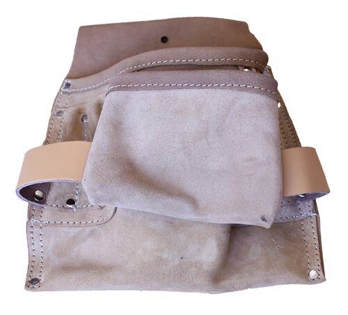 Ein brauner Lederwerkzeuggürtel mit mehreren Taschen, entwickelt zum Halten verschiedener Werkzeuge und Ausrüstungsgegenstände.