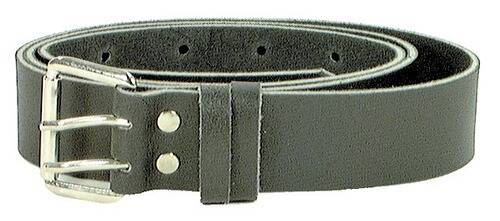 Ein schwarzer Ledergürtel mit silbernen Nieten und einer Schlaufe zum Sichern des Endes.