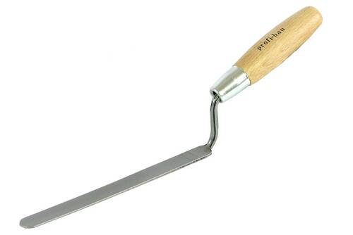 Eine Metallspachtelmesser mit hölzernem Griff, zum Glätten und Formen von Putz oder Zement auf Baustellen verwendet.