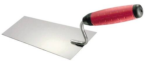 Ein Metallspatel mit rotem Griff, der zum Verstreichen oder Glätten von Materialien verwendet wird, ist vor weißem Hintergrund abgebildet.