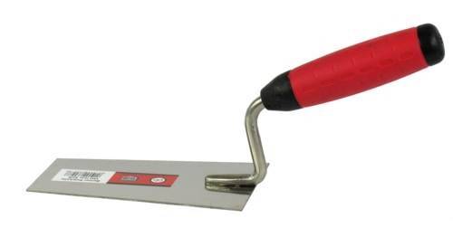Eine Kelle mit rotem Griff und Metallklinge, typischerweise zum Glätten oder Auftragen von Putz oder Zement verwendet.