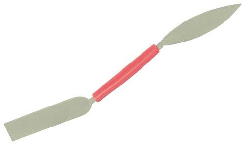 Ein roter Spatel mit grauen Griffen an beiden Enden auf weißem Hintergrund dargestellt.