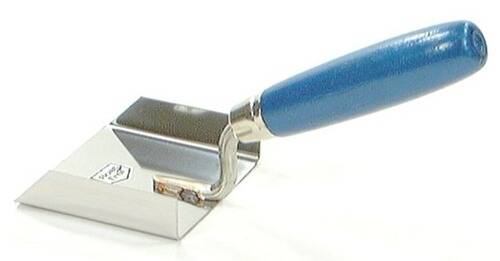 Ein Käsehobel mit blauem Griff und metallischer Schneidekante vor weißem Hintergrund, der ein Küchengerät zeigt.