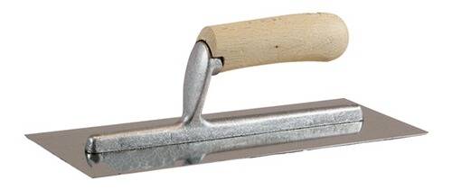 Nahaufnahme eines rechteckigen Metallobjekts mit einem Holzgriff, möglicherweise ein Werkzeug oder Utensil, vor weißem Hintergrund.