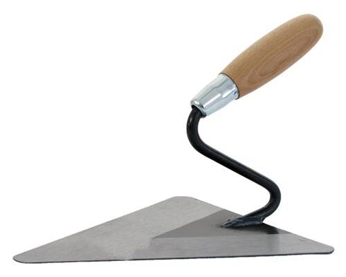 Eine Kelle mit hölzernem Griff und flacher Metallklinge, die typischerweise zum Glätten oder Auftragen von Gips oder Mörtel im Bauwesen verwendet wird.