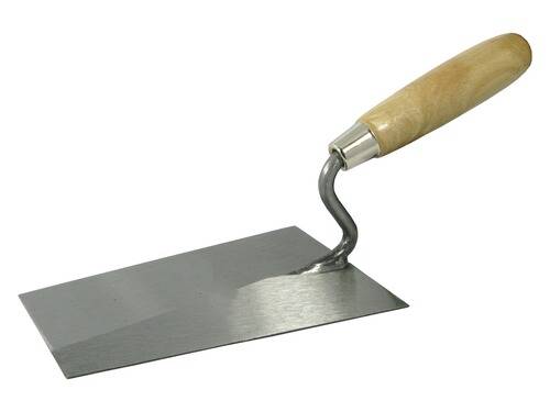 Metallspachtel mit Holzgriff, verwendet zum Glätten oder Auftragen von Gips oder Zement auf Oberflächen.